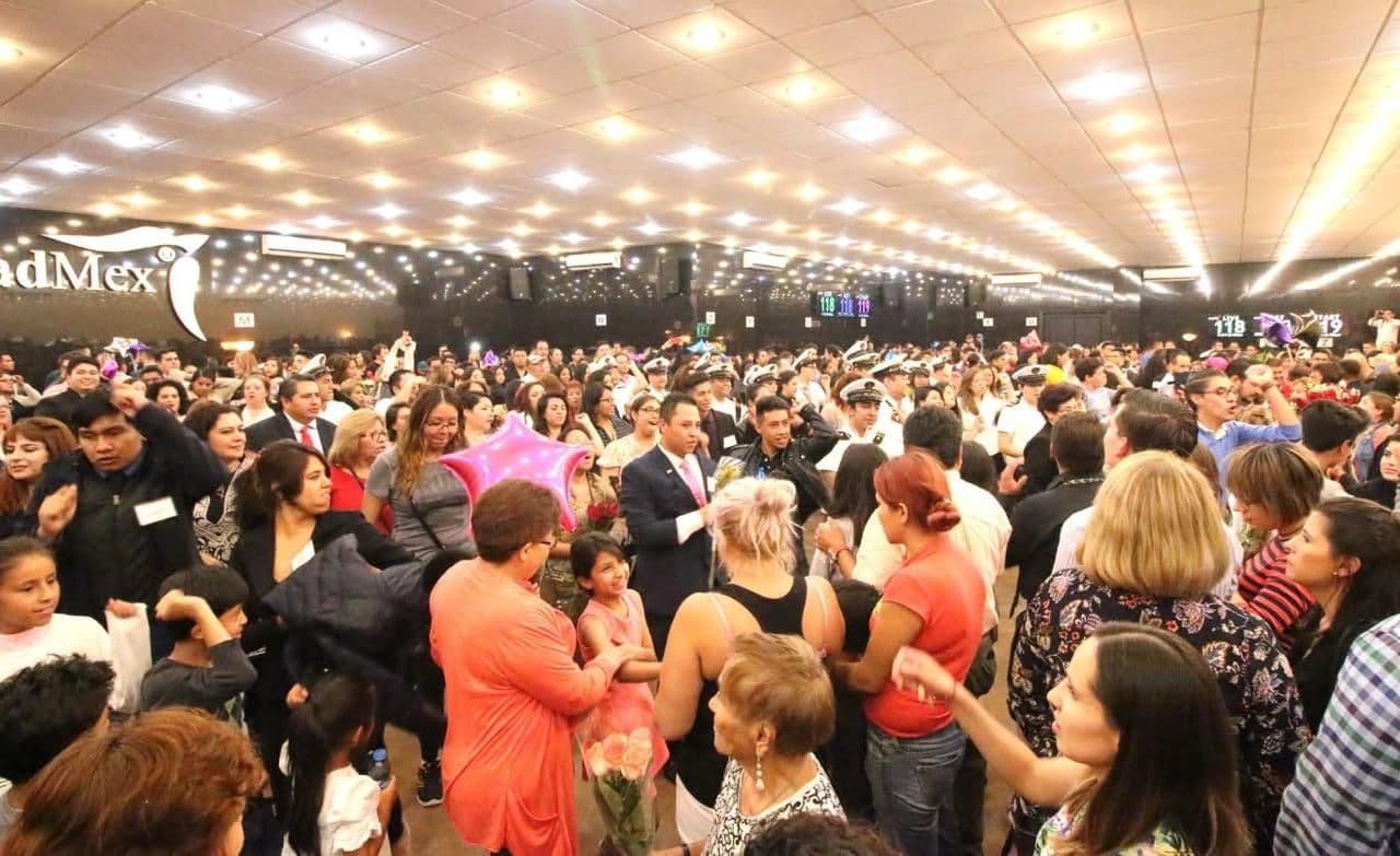 Equipo abrazado de espaldas